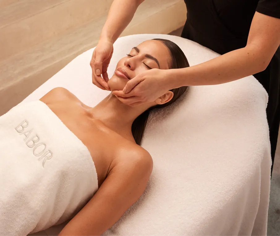 Gesichtsbehandlung: Massage an Gesicht und Hals